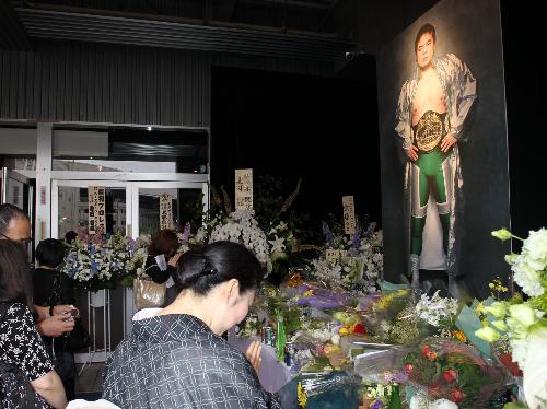 ノア「Ｒｅｔｕｒｎ　ｔｏ　Ｐｏｒｔ’１０」　会場の入り口に設けられた三沢光晴さんの遺影と献花台はたくさんの花で埋まった