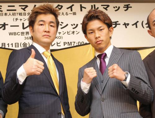 プロ７戦目での世界王座挑戦が決まり、井岡会長（左）の横でファイティングポーズをとる井岡一翔