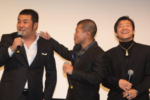 映画「男たちの挽歌」の試写イベントでインパルス・堤下（左）とじゃれ合う亀田興毅（中）と大毅