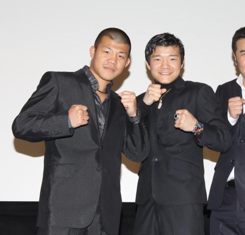 映画「男たちの挽歌」試写イベントでポーズを決める亀田興毅（左）と大毅