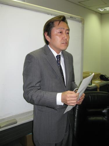 ２０日に窃盗の容疑で逮捕されたＮＯＳＡＷＡ論外容疑者を無期限出場停止にすることを決定し発表する新日本の菅林直樹社長