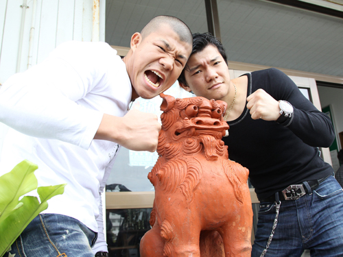 平仲ジムのシーサーといっしょにポーズをとる亀田興毅（左）と大毅
