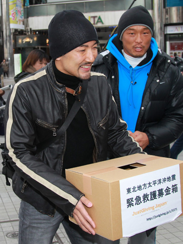 新宿駅東口で緊急支援募金を行った秋山成勲、山本太郎（右から）