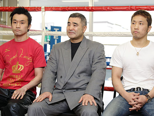 会見する（左から）ＷＢＣスーパーバンタム級王者・西岡利晃、浜田剛史帝拳ジム代表、ＷＢＣスーパーフェザー級王者・粟生隆寛
