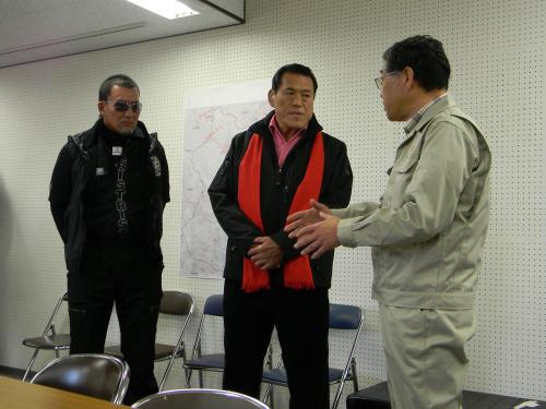 いわき市災害対策本部を訪れ、鈴木副市長（右）から状況を聞くアントニオ猪木（中）と蝶野