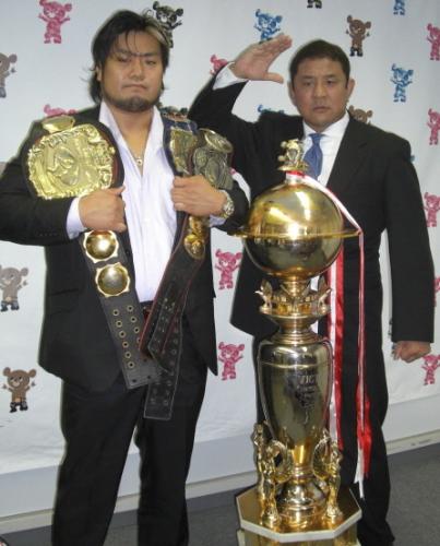 ３冠ベルトを抱える諏訪魔（左）と永田