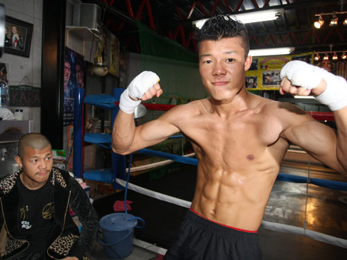 ＜ボクシング　亀田和毅　練習公開＞兄・興毅（左）の前で鍛え抜いた肉体を誇示する亀田和毅