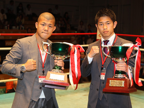 特別賞を受賞しカップを手にポーズをとる亀田興毅（左）と井岡一翔