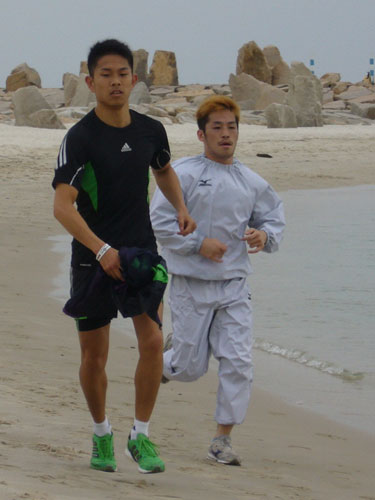 白良浜で走り込む井岡一翔（左）と宮崎亮