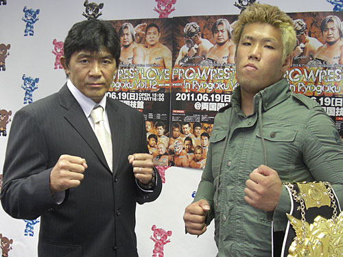 京太郎（右）はデビュー戦の相手、船木とポーズを決める