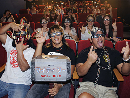 新日本プロレス選手が映画「マイティ・ソー」試写会に参加。（左から）獣神ライガー、棚橋弘至、真壁刀義