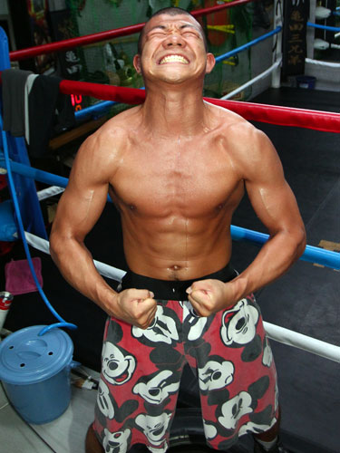 会見後、練習を公開した亀田興毅は鍛え上げた筋肉美を披露