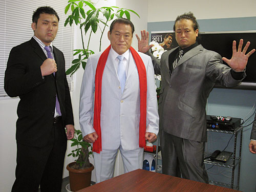 １０日の東京ドームシティホール大会で対戦が決まった鈴木（左）と鈴川（右）。中央はアントニオ猪木会長