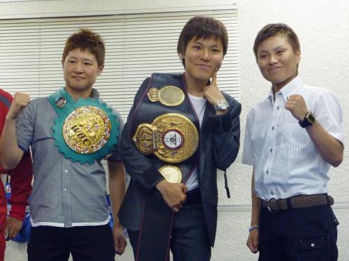 ポーズを取る（左から）藤岡奈穂子、多田悦子、安藤麻里