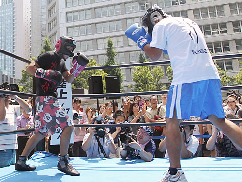 東京・大手町で行われた公開スパーリングで軽快な動きを披露した亀田興毅（左）