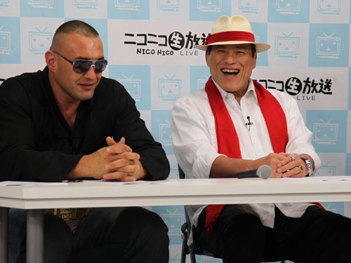＜ＩＮＯＫＩ　ＧＥＮＯＭＥ対戦カード発表＞ニコニコ生放送に出演し笑顔のアントニオ猪木（右）（左はジェロム・レ・バンナ）