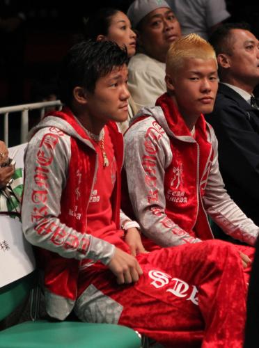 リングサイドで清水の試合を観戦する亀田大毅（左）と亀田和毅