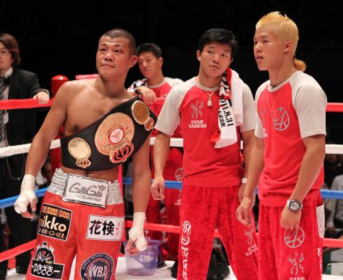 防衛に成功した（左から）長男・亀田興毅と次男・大毅と３男・和毅
