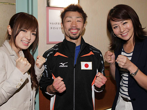 テレビ東京・紺野あさ美アナ（左）と大橋未歩アナ（右）から激励され笑顔の八重樫