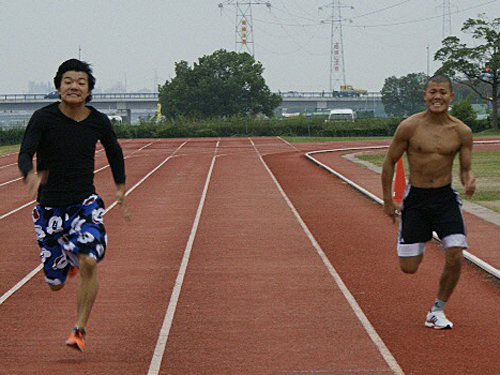 １００メートル競争でリードする大毅（左）と興毅