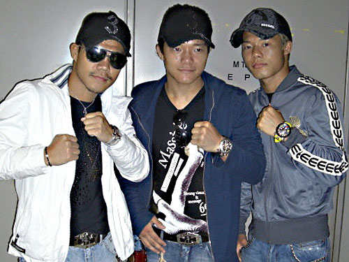 合宿先のフィリピンから帰国した亀田３兄弟（左から）興毅、大毅、和毅