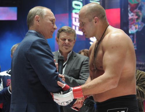 プーチン首相と握手するヒョードル