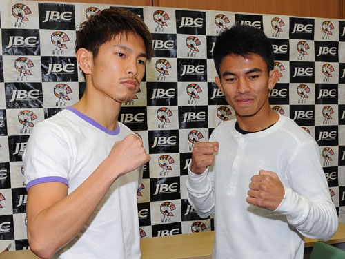 予備検診を終えファイティングポーズをとる井岡一翔（左）と挑戦者・ヨードグン