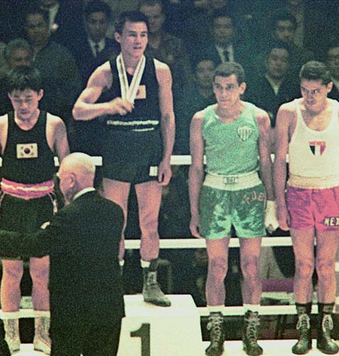 ６４年１０月、東京五輪のボクシング・バンタム級で金メダルを獲得した桜井孝雄氏（左から２人目）