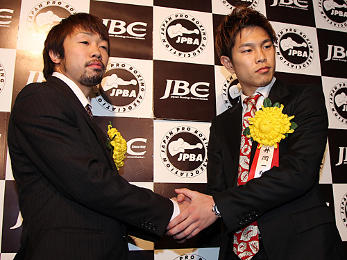 表彰式を終えた八重樫（左）と井岡は握手をかわす
