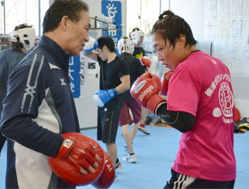 帝塚山大ボクシング部の練習に参加し、指導を受ける山崎静代（右）