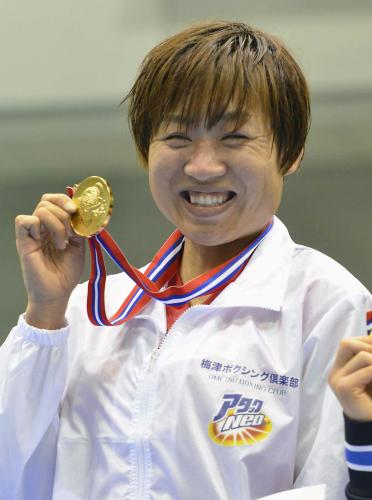アマチュアボクシング全日本女子選手権のミドル級で優勝し、金メダルを手に笑顔を見せる山崎静代