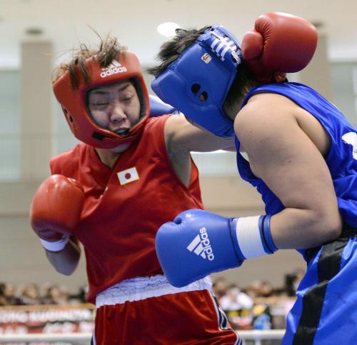 アマチュアボクシング全日本女子選手権のミドル級決勝で、鈴木佐弥子（右）を破り優勝した山崎静代