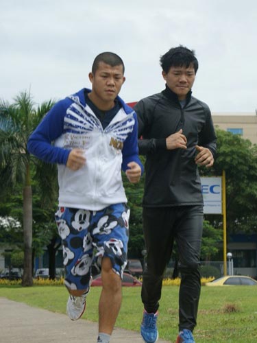 セブ島の市街地を走り抜ける亀田興毅（左）と大毅