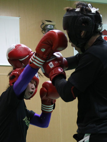 ＜ボクシング公開練習＞山崎（右）とスパーリングで汗を流すライト級代表・釘宮