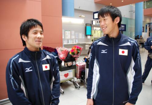 カザフスタンでのアジア選手権で五輪出場を決め、関西空港に帰国したボクシングの須佐（左）と清水