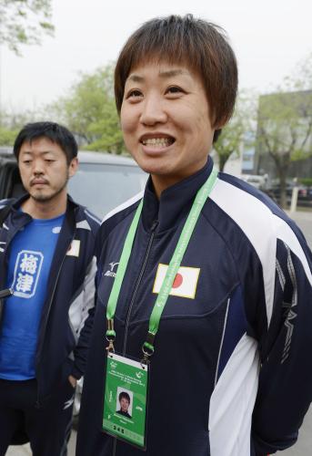 アマチュアボクシング女子の世界選手権の組み合わせ抽選を前に、笑顔で取材に応じる山崎静代