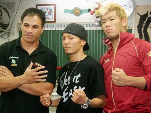 京太郎（右）は１７日のヘビー級戦で対戦するタトゥプとポーズ。中央は土屋