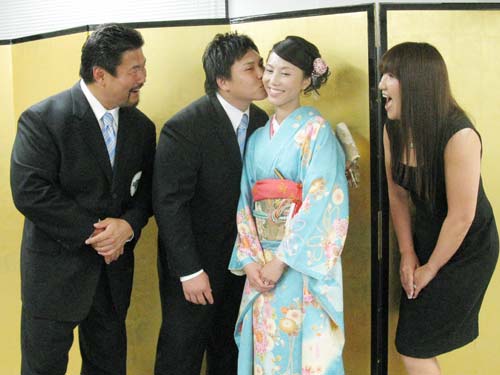 中嶋（左から２人目）は婚約者のあゆりさんにキス。仲人の佐々木健介（左）と北斗晶（右）夫妻も祝福