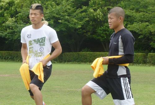 下半身中心にトレーニングする亀田興毅（右）と亀田和毅
