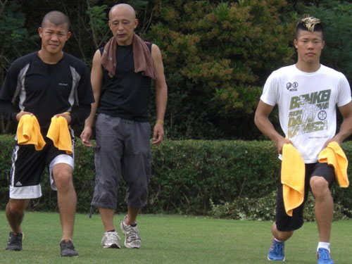 体幹トレーニングを行う興毅（左）と三男・和毅（右）