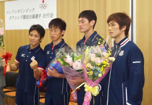 ロンドン五輪での活躍を誓うアマチュアボクシング男子の日本代表。左から須佐勝明、清水聡、鈴木康弘、村田諒太
