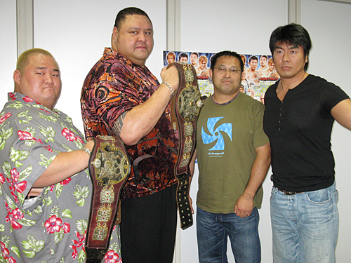 ８月１９日の札幌大会でアジアタッグ王者の（左から）浜、曙組に挑戦することになった（右から）ＫＥＮＳＯ、井上組