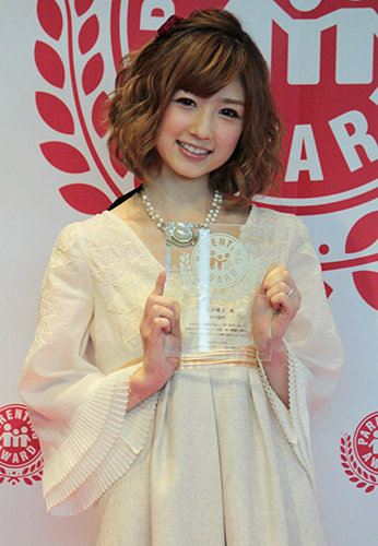 「第５回ペアレンティングアワード授賞式」で記念の盾を手に笑顔の小倉優子