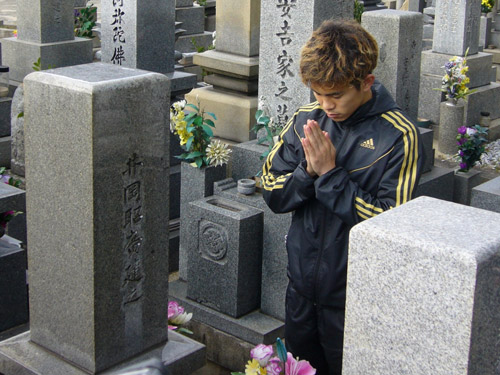 自分のルーツである山口県周防大島を訪れ、墓前で必勝を誓う井岡一翔