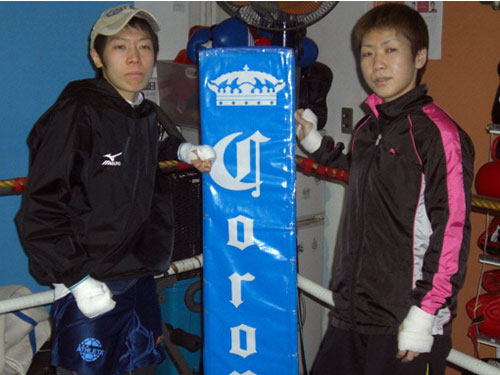 スパーリングで拳を交えた小関（左）と柴田