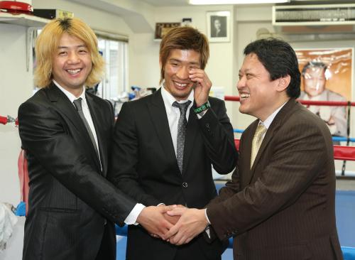 現役引退を発表し、涙にくれる？（左から）新井トレーナー、佐藤洋太、協栄ジム・金平会長