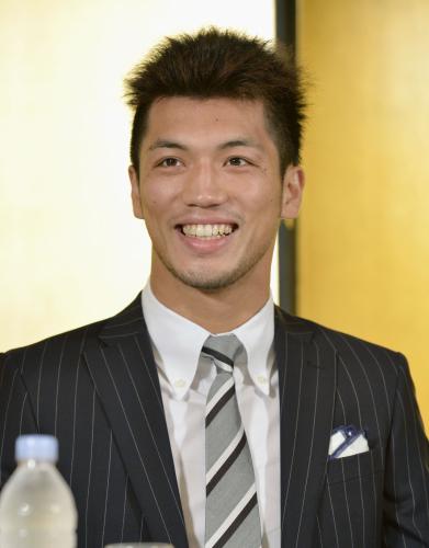 プロデビュー戦について記者会見し、笑顔を見せる村田諒太