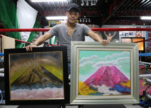 和毅をイメージしたピンクの富士山（右）と大毅をイメージした金色の富士山の絵を公開する亀田興毅