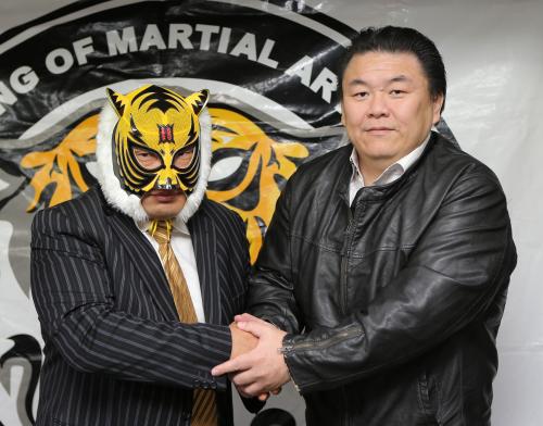 初代タイガーマスクと握手を交わす鎌苅氏