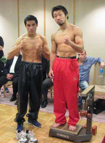 計量をパスしたＷＢＣフライ級チャンピオン八重樫東（右）と挑戦者のエドガル・ソーサ